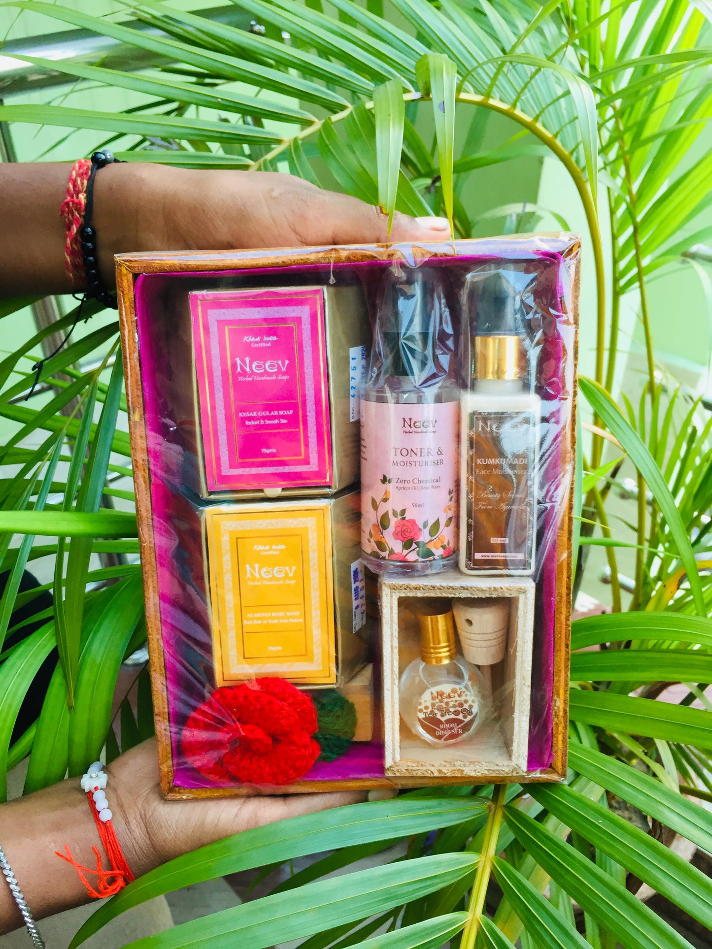 LUXURIOUS FESTIVE GIFT HAMPER FOR WOMEN
